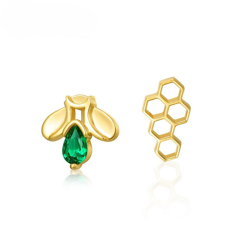 Pendientes de abeja asimétricos de diseño original hechos a mano por Kemstone - Plata de ley 925 de lujo bañada en oro con nanocircón verde