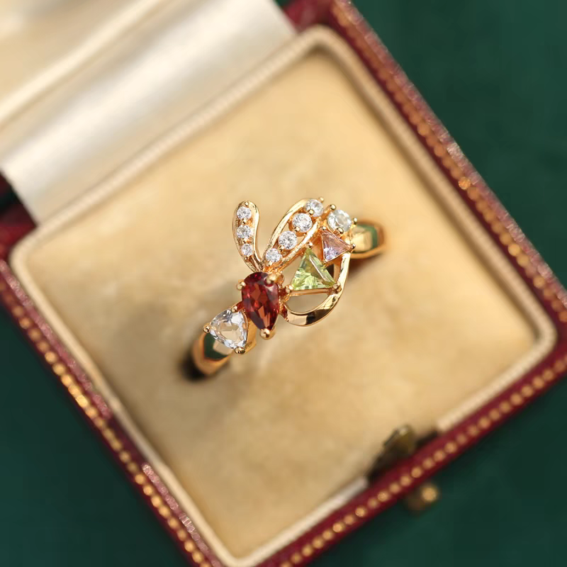 Anillo BENO.1 de conejito con diseño original artesanal de Kemstone. Anillo de plata de ley 925 con baño de oro y piedras preciosas con granate, amatista, peridoto, cuarzo blanco y topacio. Un regalo de lujo único para mujer.