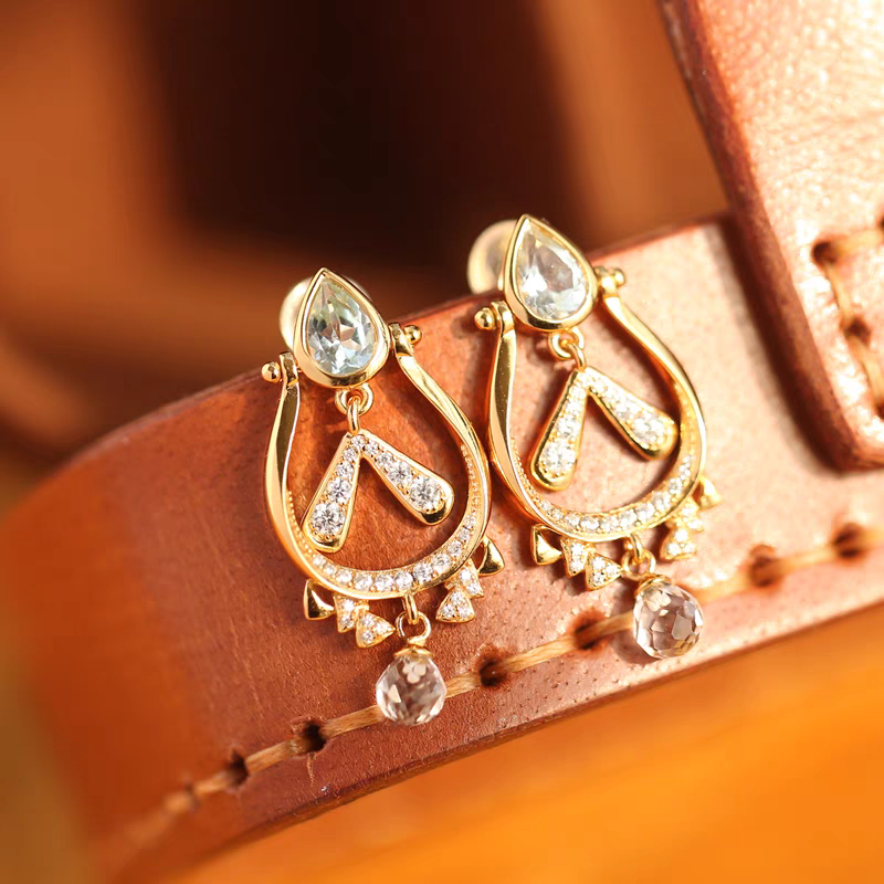Pendientes BESHINE de conejito con diseño original, hechos a mano por Kemstone. Pendientes colgantes de plata de ley 925 bañados en oro con topacio azul cielo, cuarzo blanco y circonita cúbica. Un regalo de joyería alegre y brillante.