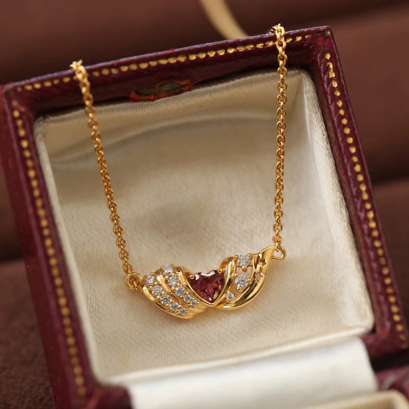 Collar de estrella danzante de diseño original hecho a mano por Kemstone: colgante de ala de turmalina rosa en plata de ley 925 bañada en oro con circonitas cúbicas. Un regalo elegante y delicado para mujer.