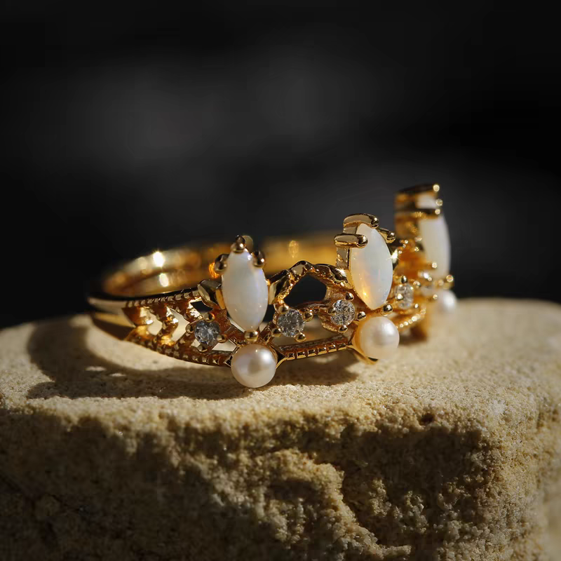 Anillo de corona de ópalo vintage "Princesa y Caballero", diseño original artesanal de Kemstone. Plata de ley 925 con baño de oro. Anillo ajustable de doble capa con banda abierta. Un regalo único para mujer.