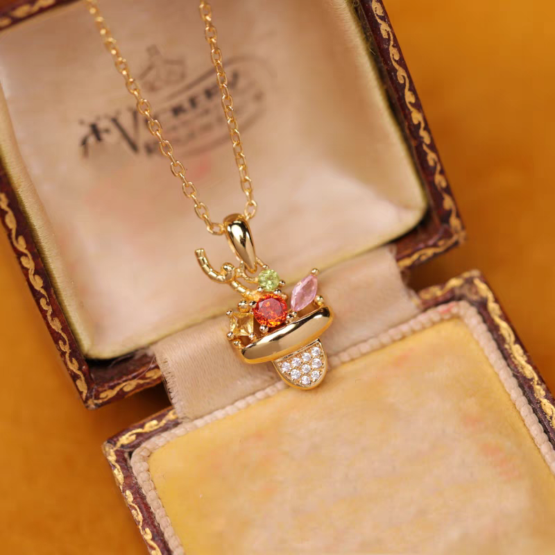 Colección Sobremesa de diseño original artesanal de Kemstone: collar de cóctel original en plata de ley 925 con baño de oro y circonitas de colores, un regalo único para mujer.