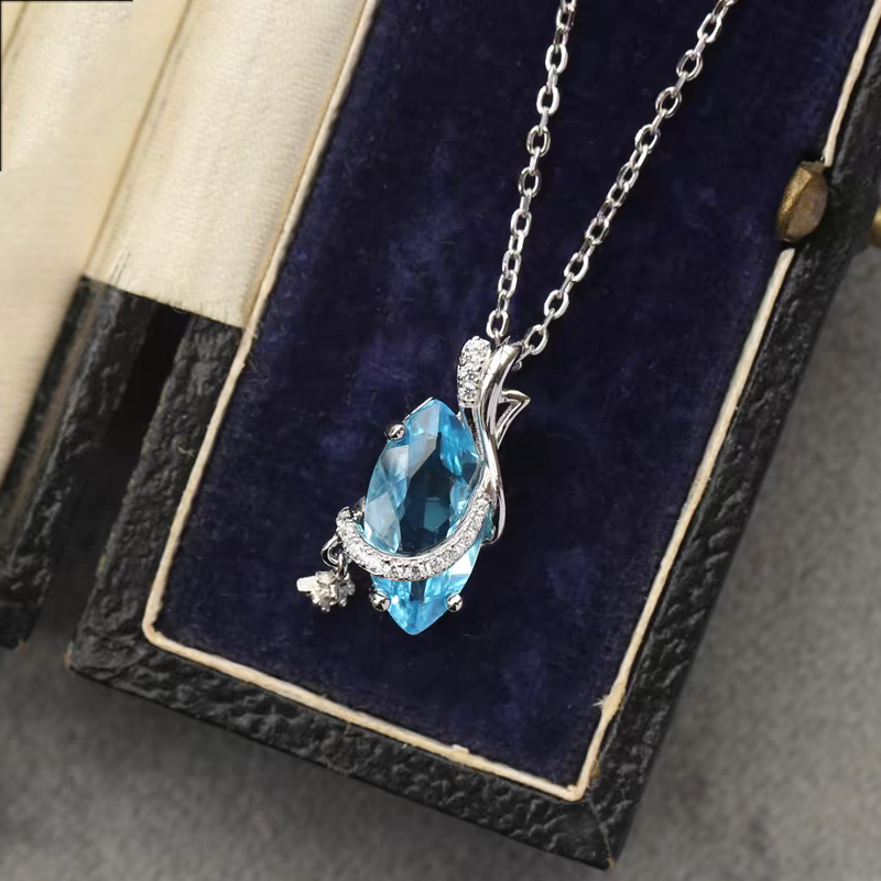 Collar de viaje estelar de diseño original hecho a mano por Kemstone: colgante de estrella de topacio azul suizo en plata de ley 925, un delicado regalo de inspiración cósmica.