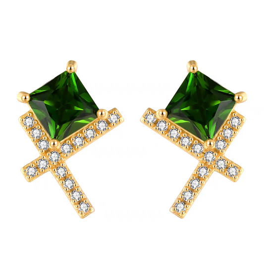 Diseño original artesanal de Kemstone: Hierba Susurrante: Mini aretes de diópsido en plata de ley bañada en oro, sencillos aretes verdes de inspiración vintage.