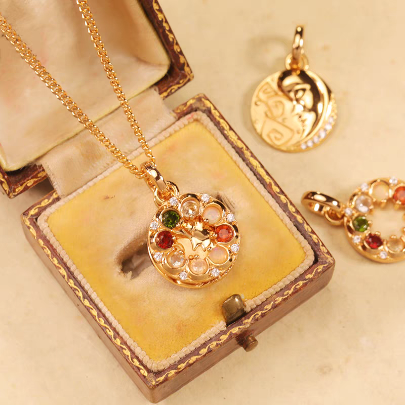 Collar "BOSOM FRD" de diseño original artesanal de Kemstone. Colgante de moneda vintage, plata de ley chapada en oro de 45 cm, con dije de luna y estrella y mensaje oculto con gema. 7 gemas, incluyendo berilo, ópalo y granate rubí.