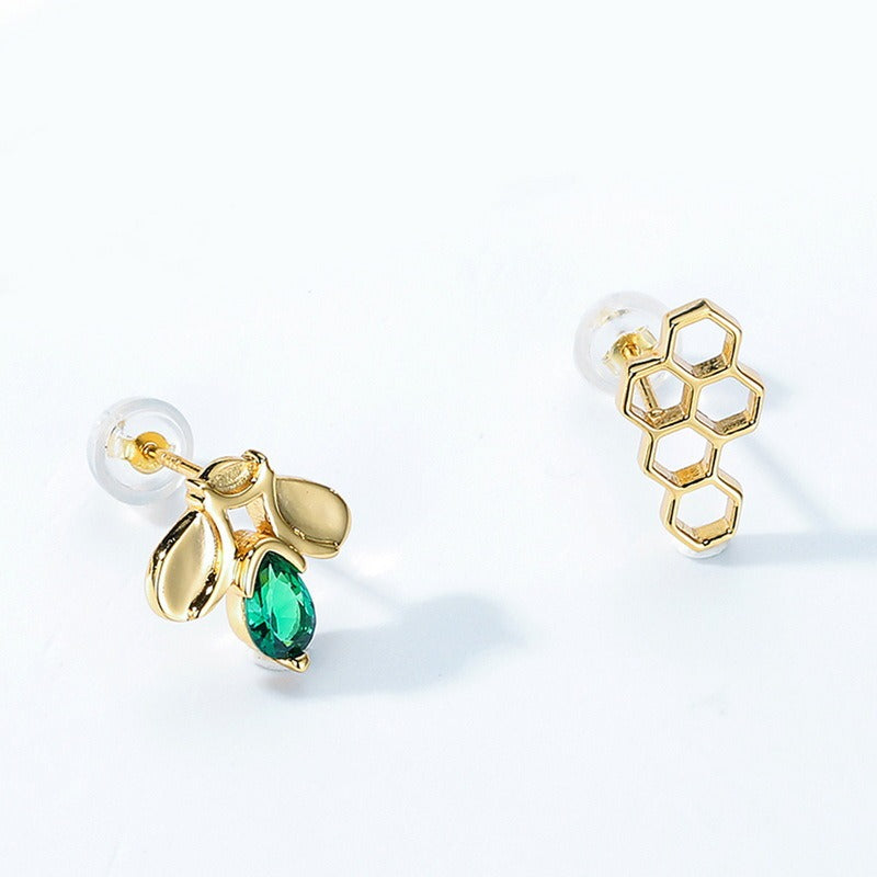 Pendientes de abeja asimétricos de diseño original hechos a mano por Kemstone - Plata de ley 925 de lujo bañada en oro con nanocircón verde