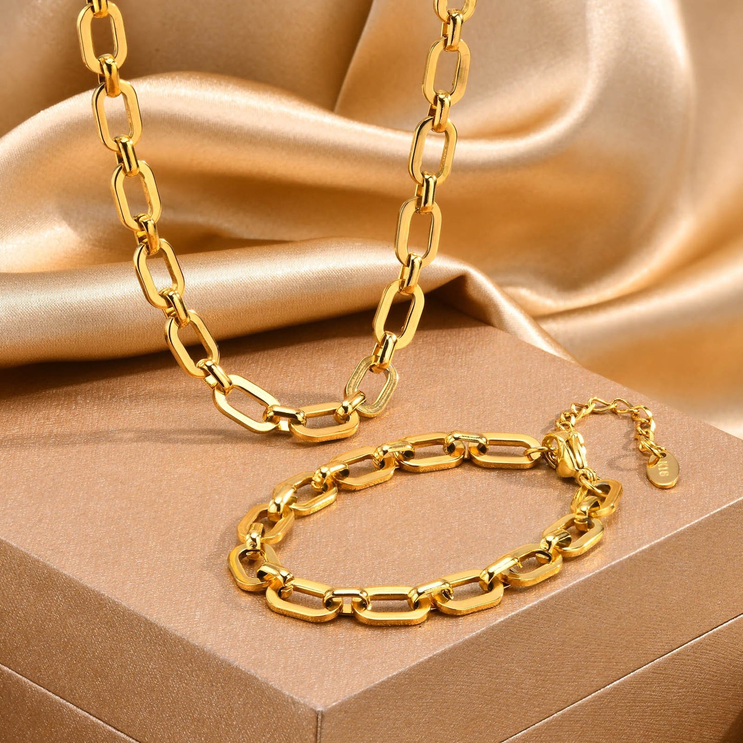 Conjunto de cadena cruzada de acero inoxidable Kemstone: collar y pulsera minimalistas en tono dorado para una elegancia cotidiana BR-1763