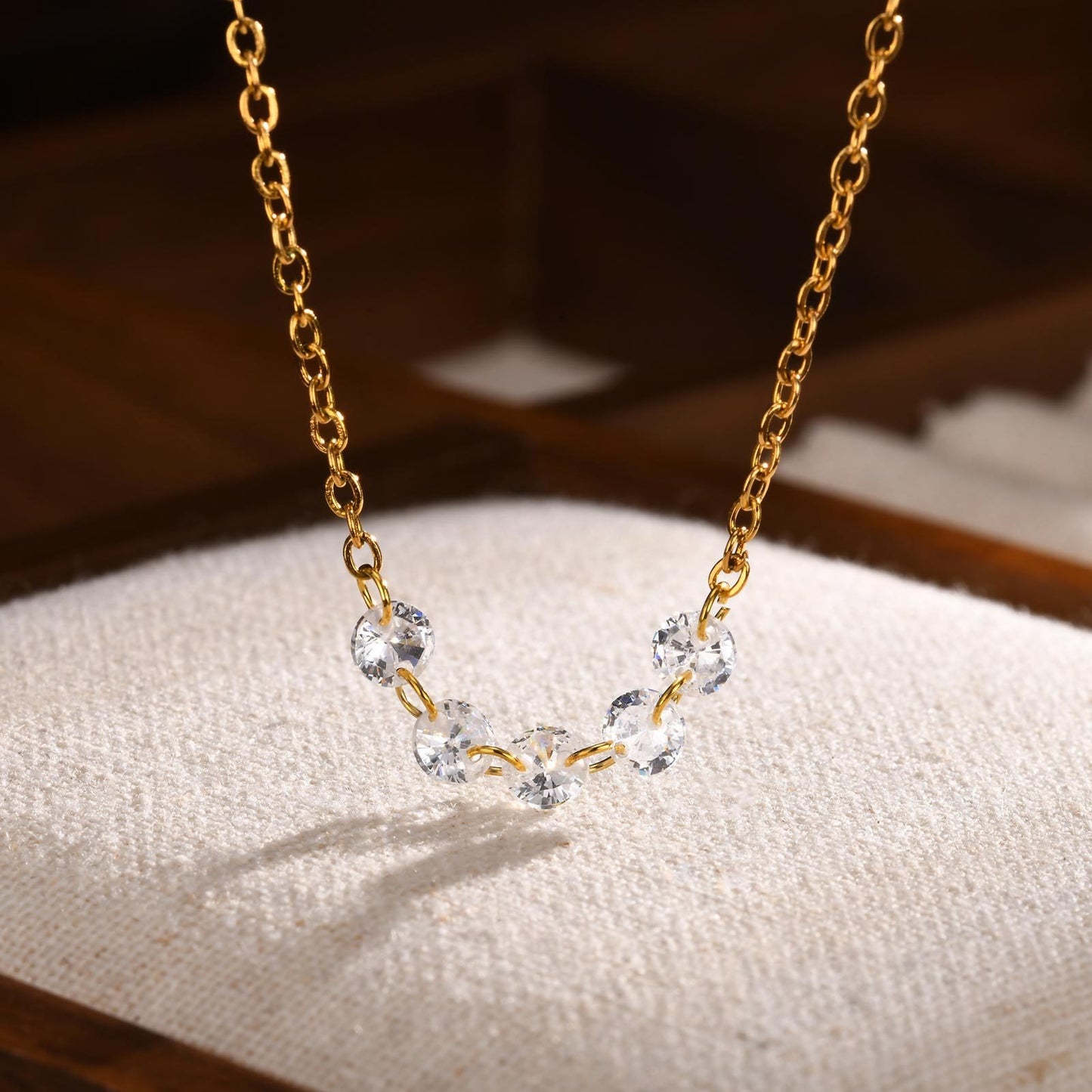 Collar de acero inoxidable con circonitas blancas y oro para mujer NC-1923