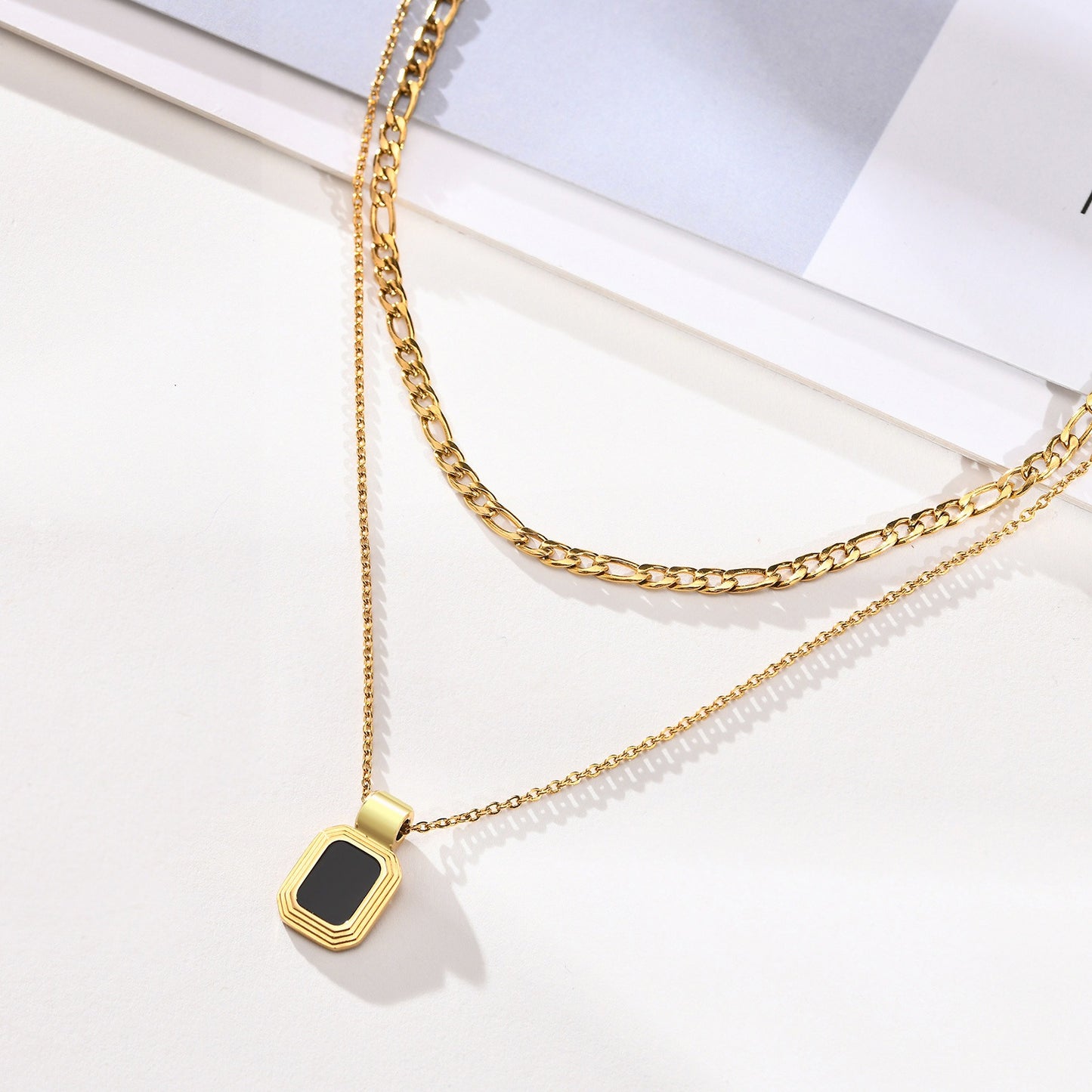 Collar Kemstone de acero inoxidable con placa cuadrada geométrica de doble capa - Colgante minimalista dorado para mujer NC-849