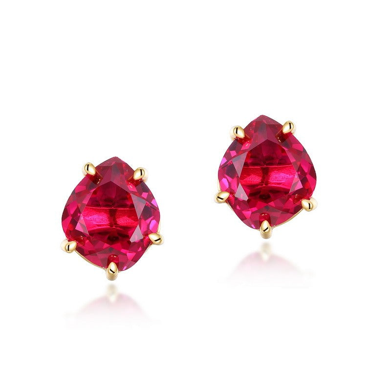 Orecchini a bottone in rubino di laboratorio, geometrici, minimalisti e dal design originale, realizzati a mano da Kemstone - Gioielli in argento Sterling S925 placcato oro 10K per donna
