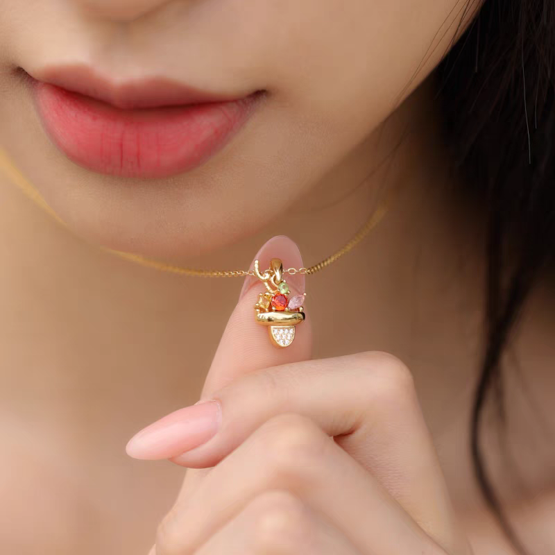 Colección Sobremesa de diseño original artesanal de Kemstone: collar de cóctel original en plata de ley 925 con baño de oro y circonitas de colores, un regalo único para mujer.