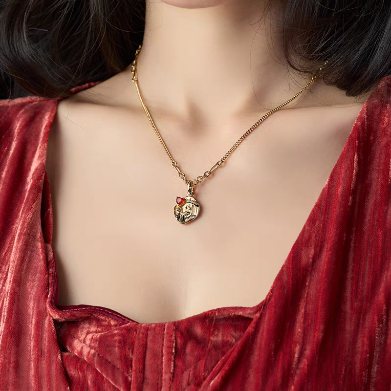 Collar con moneda vintage "El Corazón del Rey", diseño original artesanal de Kemstone. Colgante de corazón de póker con ágata roja y baño de oro en plata 925.