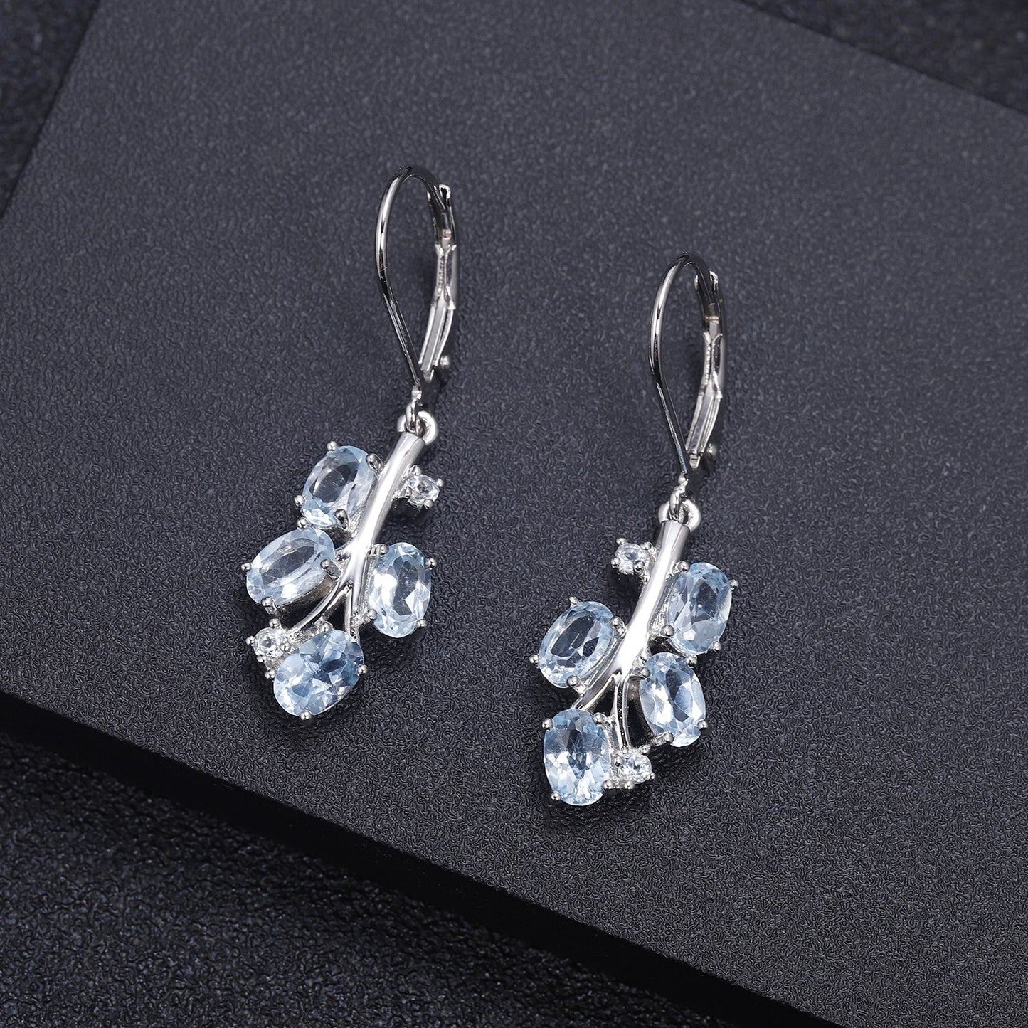 Pendientes de plata de ley con diseño original de Kemstone, hechos a mano, con topacio y peridoto naturales.