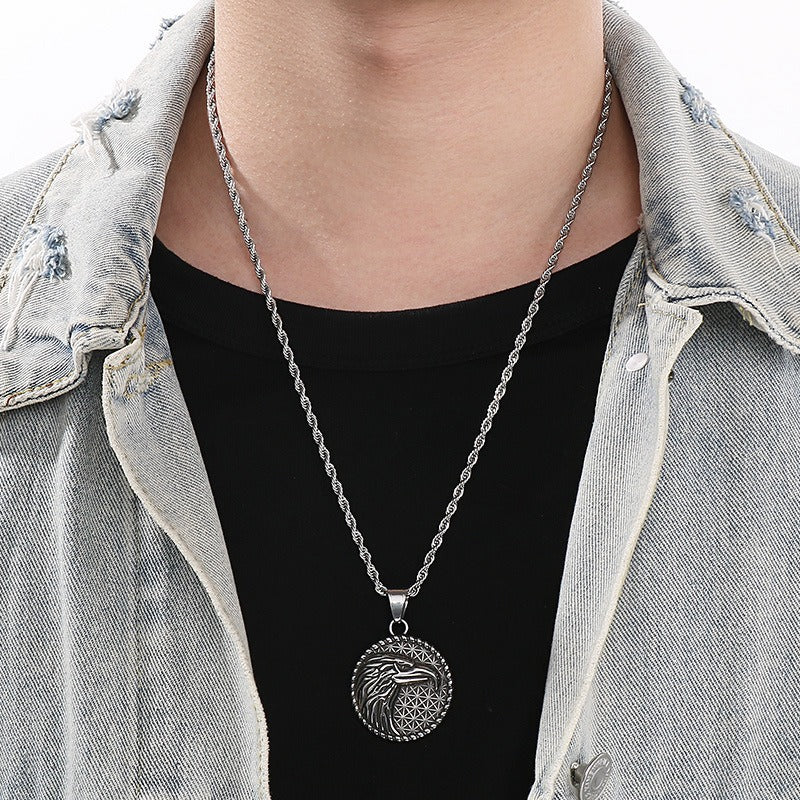 Collar de acero de titanio envejecido con diseño de doble cara de runas vikingas de Kemstone, con diseño de rey lobo y pico de águila, para hombre, con un toque retro de elegancia robusta KP116179-MZOZ