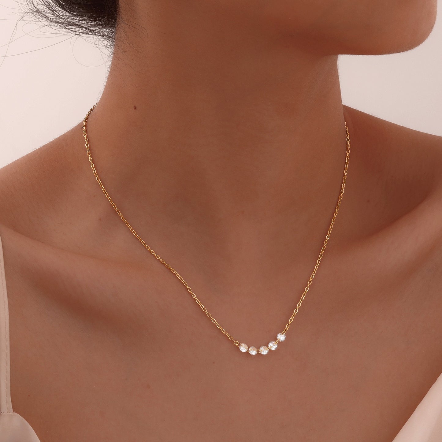 Collar de acero inoxidable con circonitas blancas y oro para mujer NC-1923