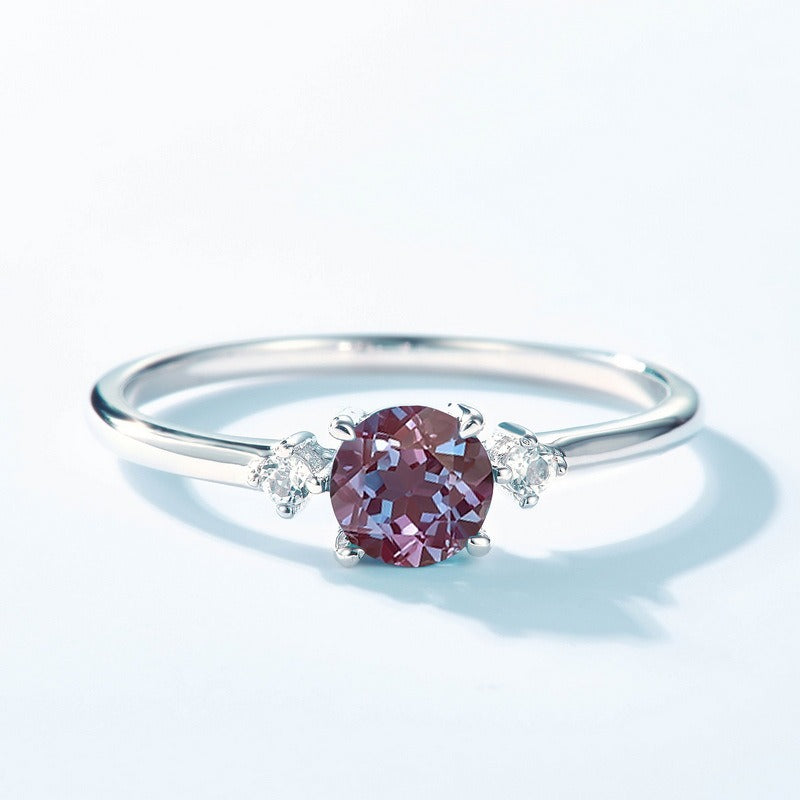 Anillo de alejandrita moderno, diseño original artesanal de Kemstone - Plata S925 con baño de platino y diseño geométrico