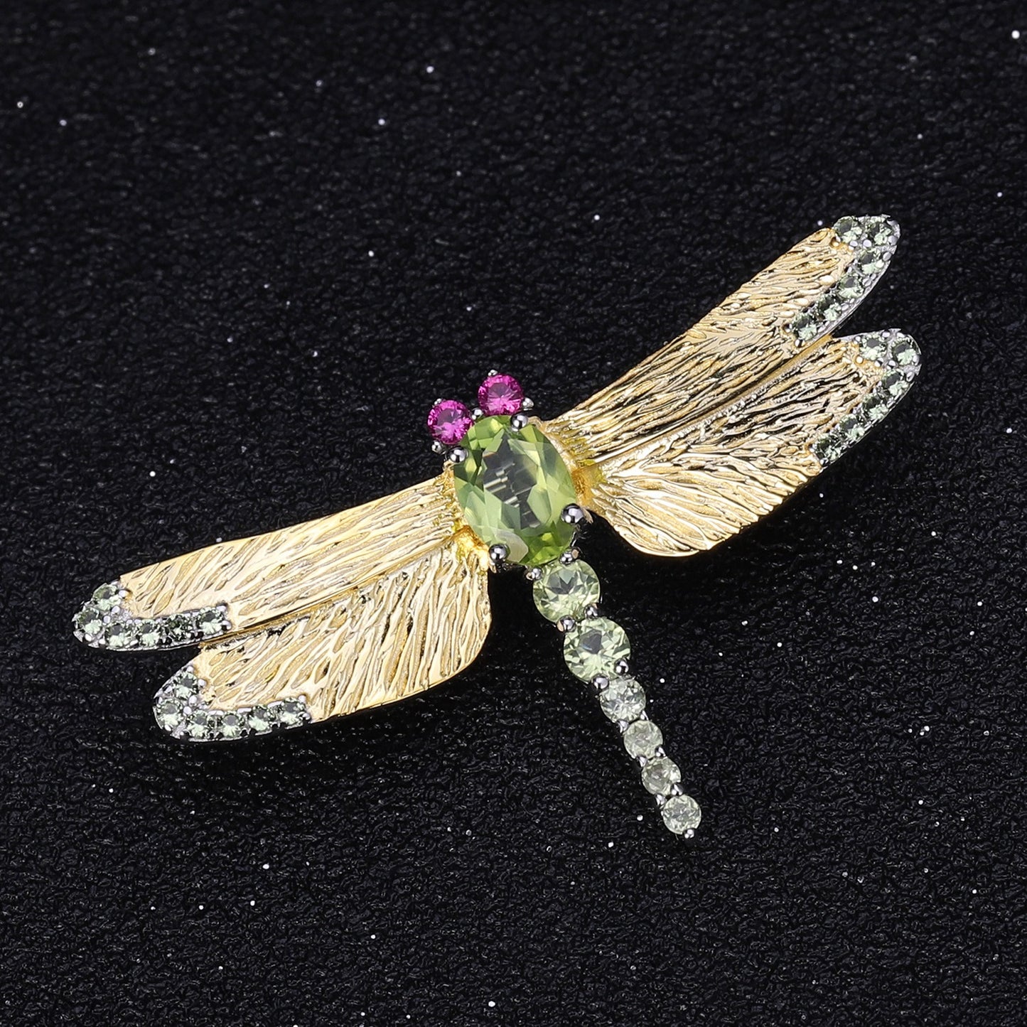 Spilla a forma di libellula in argento sterling 925, realizzata a mano da Kemstone, con dettagli in peridoto e rubino creato in laboratorio.