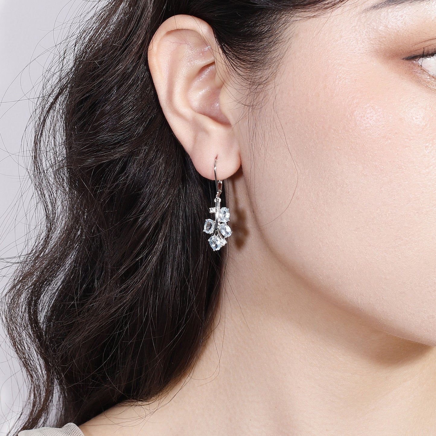Pendientes de plata de ley con diseño original de Kemstone, hechos a mano, con topacio y peridoto naturales.