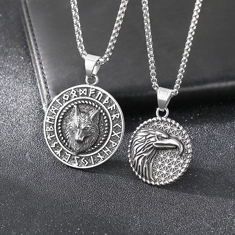 Collar de acero de titanio envejecido con diseño de doble cara de runas vikingas de Kemstone, con diseño de rey lobo y pico de águila, para hombre, con un toque retro de elegancia robusta KP116179-MZOZ