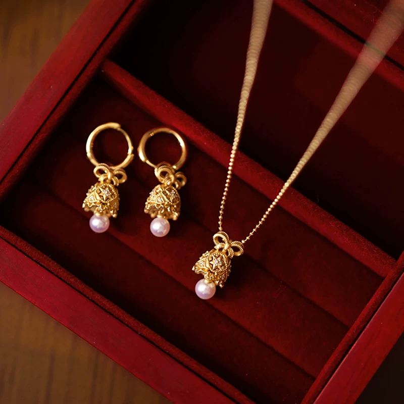 Collar con colgante de perla Kemstone "La Campana de los Deseos" – Oro vermeil de 18 quilates sobre plata de ley, perla de agua dulce y circón blanco | Joyería de inspiración vintage para mujer RSY-NES355