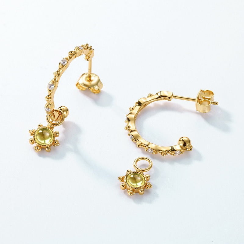 Pendientes de gancho con flor de peridoto de diseño original hechos a mano por Kemstone para mujer - Plata de ley S925 bañada en oro de 10 quilates