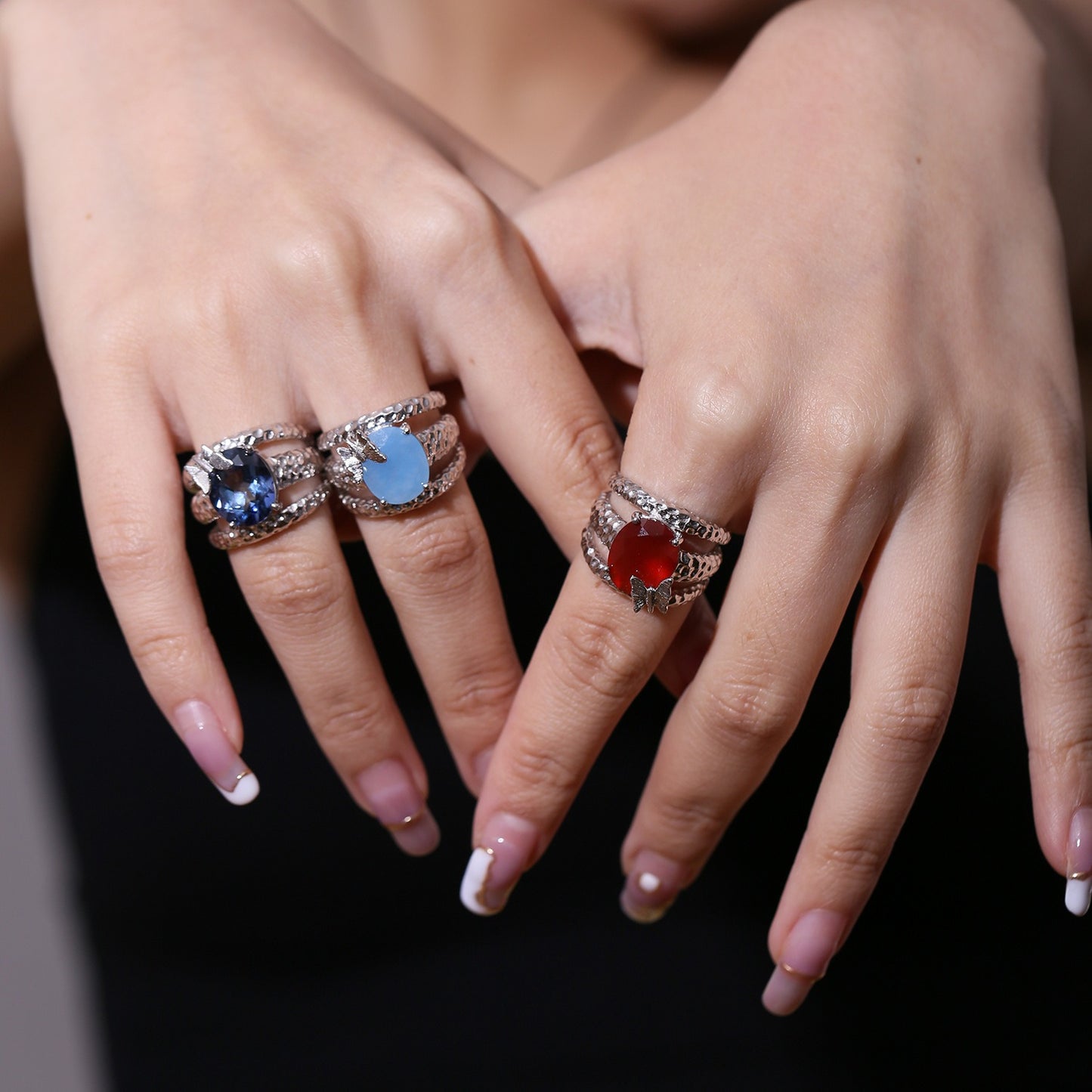 Anillo de plata de ley S925 con diseño original artesanal de Kemstone con ágata roja, aguamarina, calcedonia y piedras preciosas de cristal.