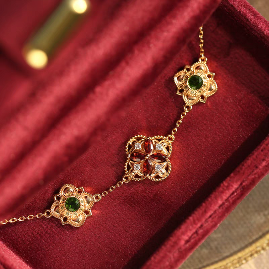 Pulsera artesanal de Kemstone con diseño original de mosaico floral: pulsera vintage de piedras preciosas naturales en plata 925 bañada en oro con diópsido y granate.