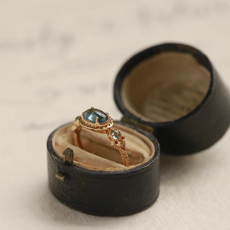 Anillo de topacio vintage "Isla de la Soledad" de Kemstone — Plata de ley 925 con baño de oro vermeil, anillo minimalista ajustable y llamativo EMR-521159