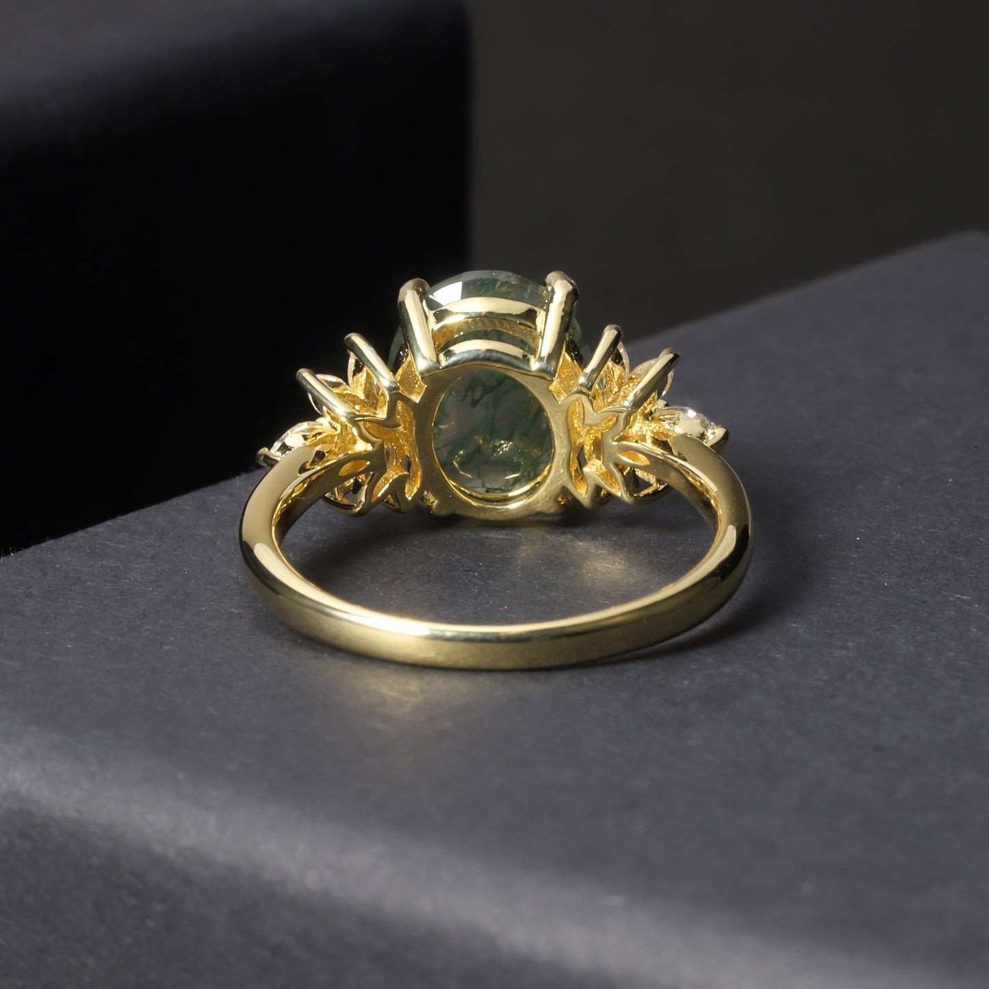 Anello di fidanzamento in agata muschiata in argento sterling placcato oro 18k, realizzato a mano da Kemstone, dal design originale.