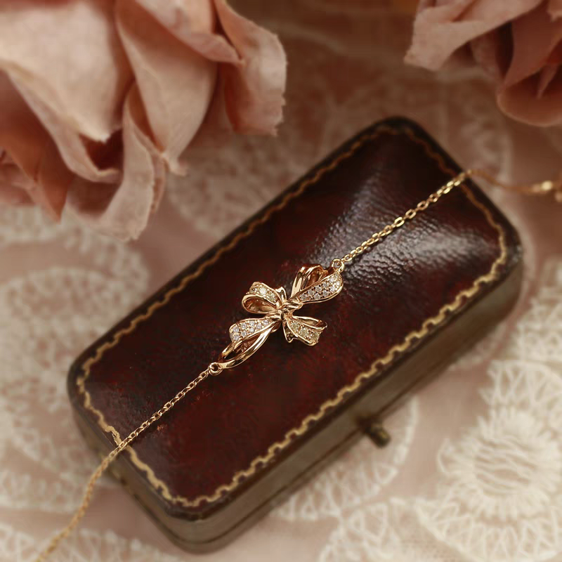 Pulsera de lazo francés de diseño original artesanal de Kemstone - Plata de ley bañada en oro con detalles de circonitas cúbicas