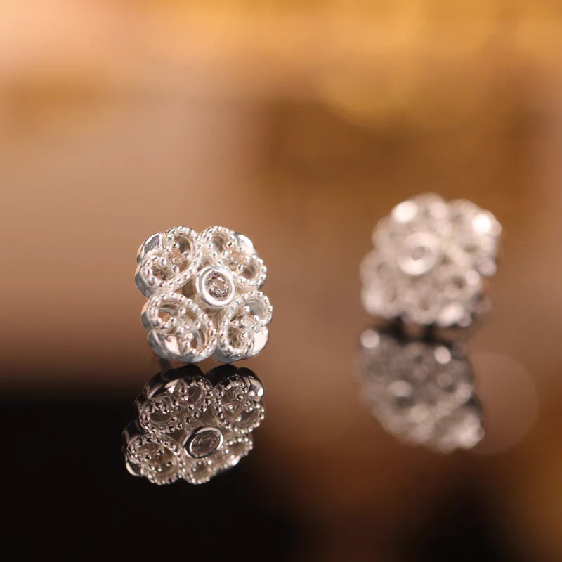 Pendientes Kemstone de encaje ligero, diseño original artesanal, hechos a mano. Plata de ley 925 vintage con circonitas cúbicas y tachuelas geométricas para mujer.