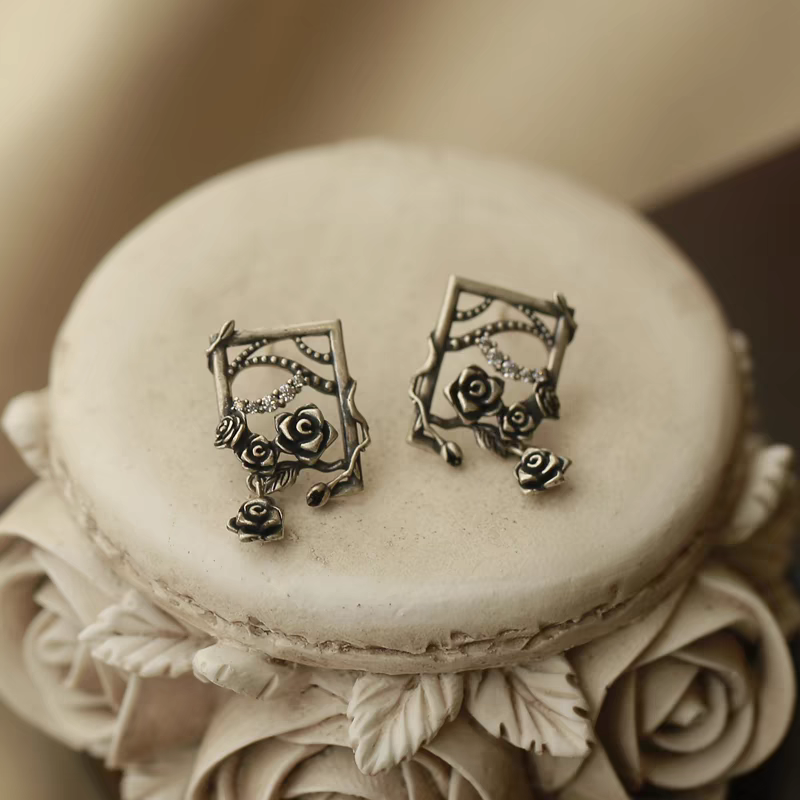 Pendientes Kemstone "Rosa en el tocador", diseño original artesanal: tachuelas florales góticas vintage, esmaltadas en plata de ley 925 con circonitas AAAAA, diseño artístico único en oro y plata, 21,7 mm x 12 mm