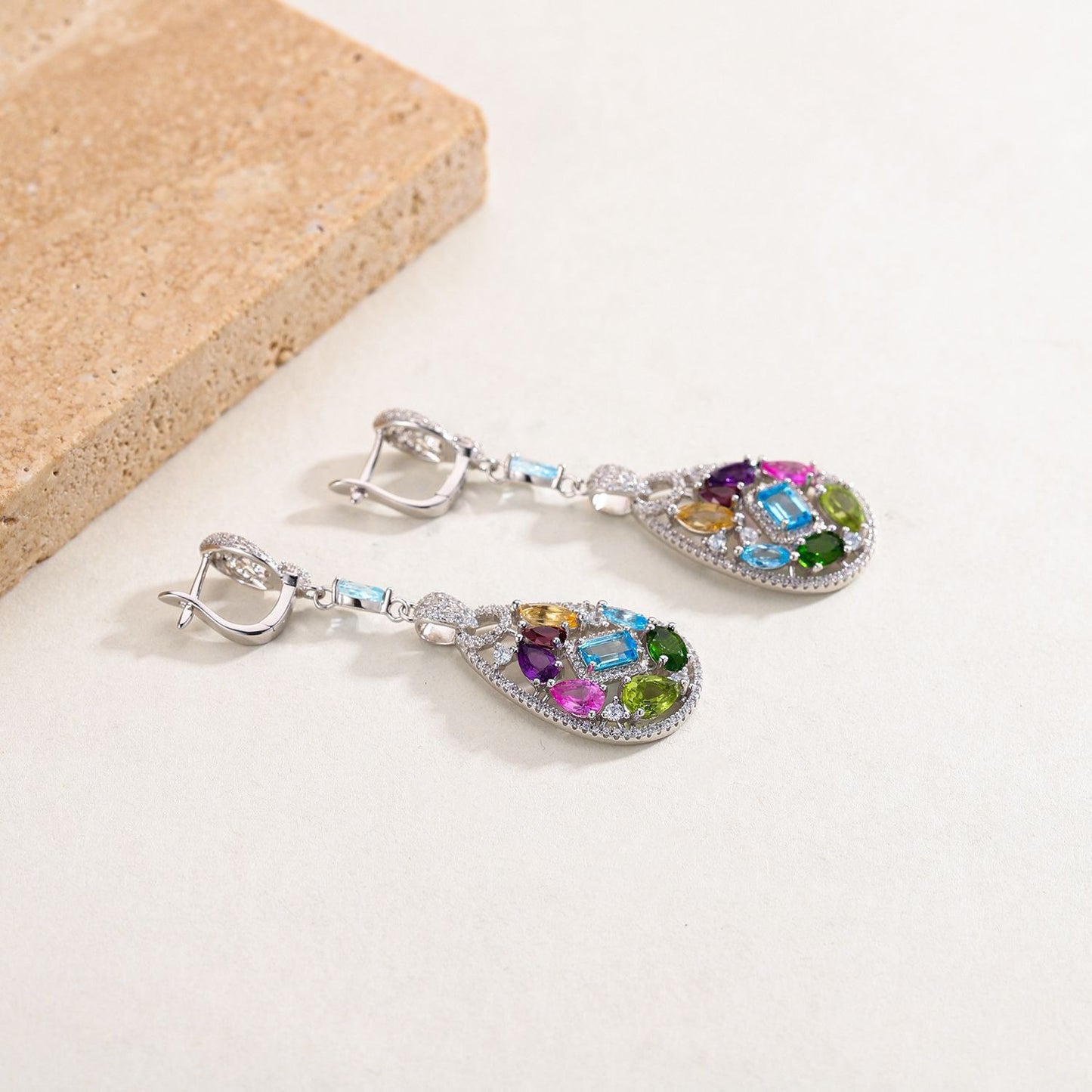 Pendientes de lágrima para mujer, diseño original, hechos a mano por Kemstone, con topacio azul natural y piedras preciosas multicolores.