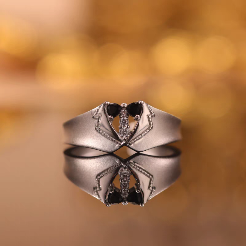 Anillo tejido ligero de diseño original artesanal de Kemstone: anillo vintage de plata y ónix negro para mujer.