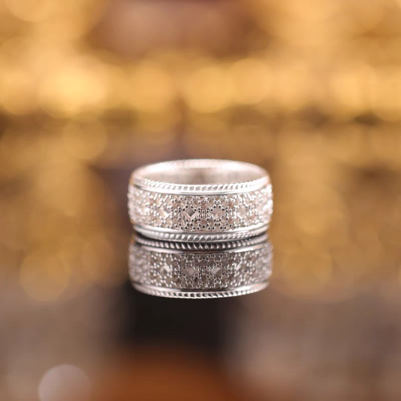 Anillo ligero tejido con diseño original artesanal de Kemstone: anillo vintage geométrico hueco inspirado en el encaje en plata de ley.