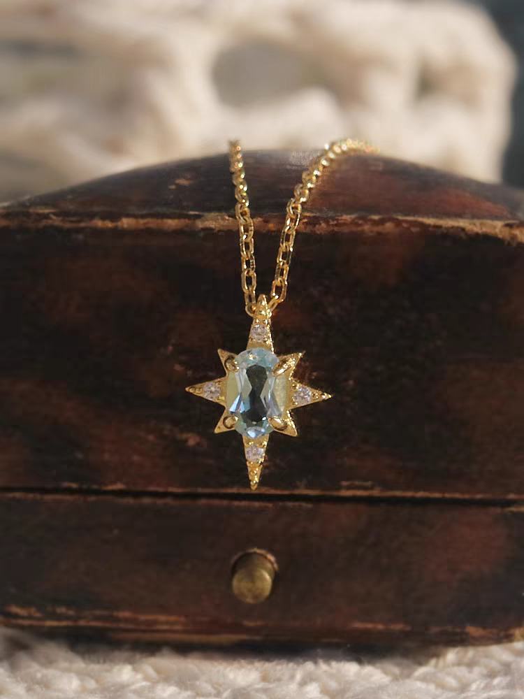 Collar vintage de topacio azul "Estrella en el Mar de la Gente", diseño original artesanal de Kemstone. Plata de ley bañada en oro. Colgante de estrella con detalles de circonitas, 45,7 cm.