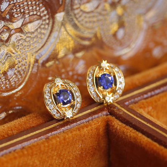 Pendientes de botón Kemstone con diseño original de luz celestial, hechos a mano en plata de ley 925 con zafiro sintético y circonita cúbica, con diseño de estrella y luna de inspiración vintage.