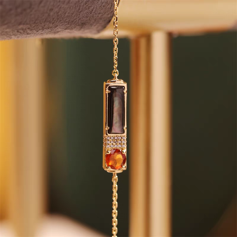 Pulsera de diseño original artesanal de Kemstone "Crepúsculo al atardecer" - Pulsera rectangular con colgante de granate y concha negra en plata de ley