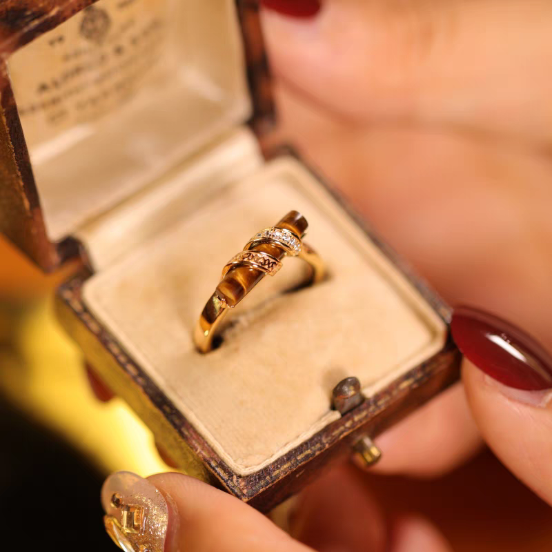 Anillo luminoso de diseño original artesanal de Kemstone - Plata de ley bañada en oro, diseño de columna vintage de ojo de tigre