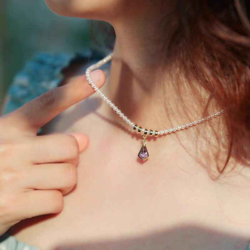 Elegante collar de cometa morada, diseño original y artesanal de Kemstone. Colgante de amatista y perla en plata de ley 925. Gargantilla francesa corta de lujo para mujer.