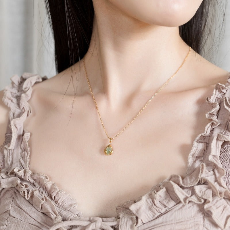 Collar con colgante de aventurina en forma de lágrima y cristal blanco, diseño original artesanal de Kemstone - Diseño de corona en plata de ley S925