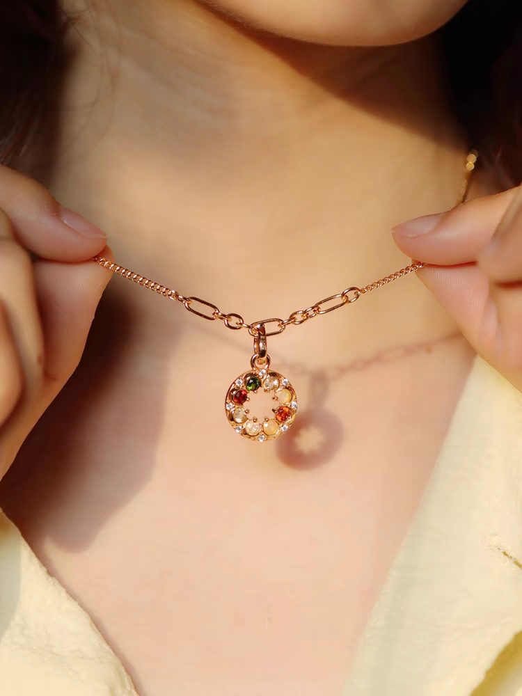 Collar "BOSOM FRD" de diseño original artesanal de Kemstone. Colgante de moneda vintage, plata de ley chapada en oro de 45 cm, con dije de luna y estrella y mensaje oculto con gema. 7 gemas, incluyendo berilo, ópalo y granate rubí.