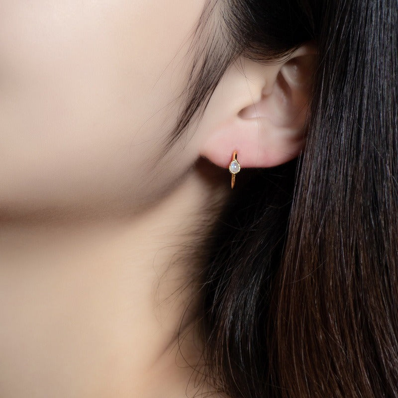 Pendientes Kemstone de piedra lunar azul, geométricos minimalistas, originales y hechos a mano. Pendientes de plata de ley S925 bañados en oro.