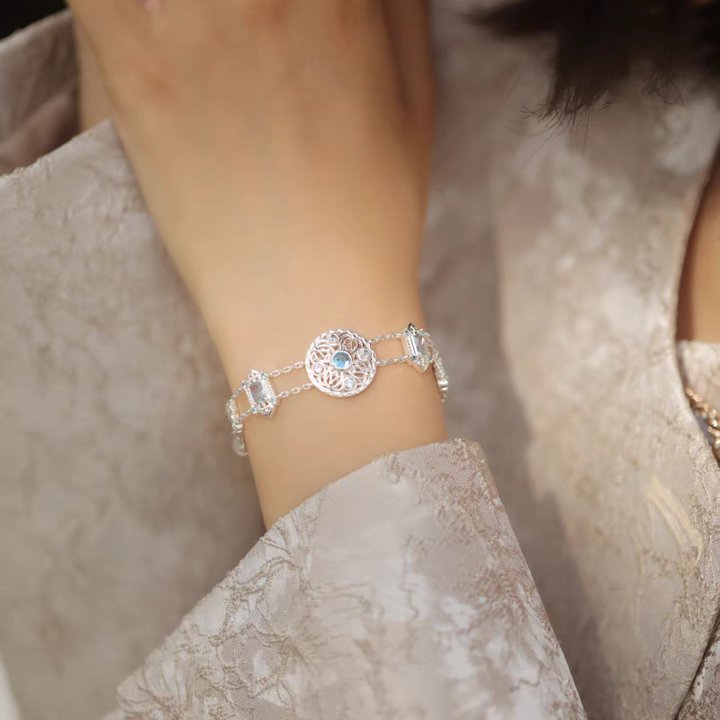 Pulsera de plata de ley con espinela azul, inspirada en el Taj Mahal y diseño original artesanal de Kemstone. Diseño vintage artesanal.