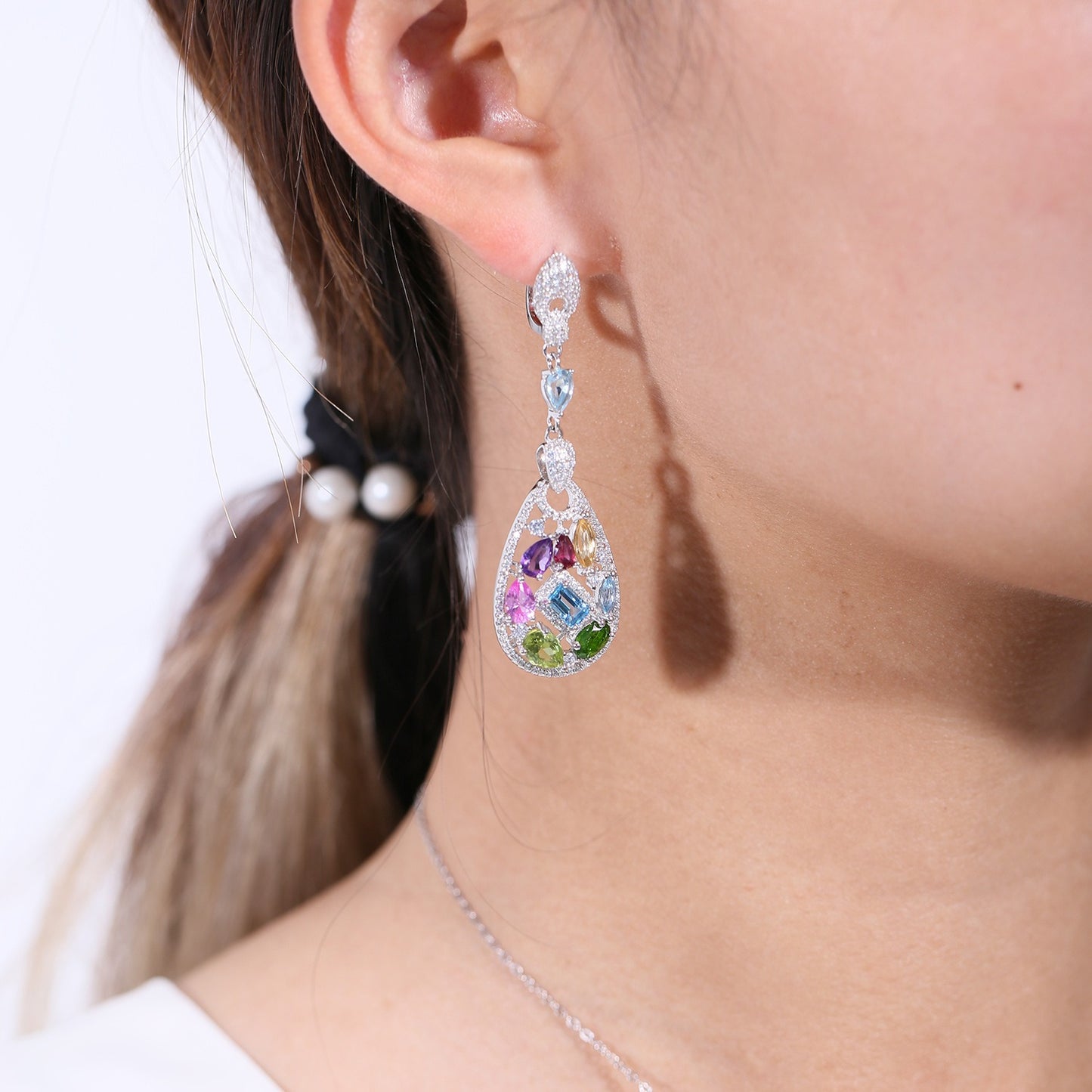 Pendientes de lágrima para mujer, diseño original, hechos a mano por Kemstone, con topacio azul natural y piedras preciosas multicolores.