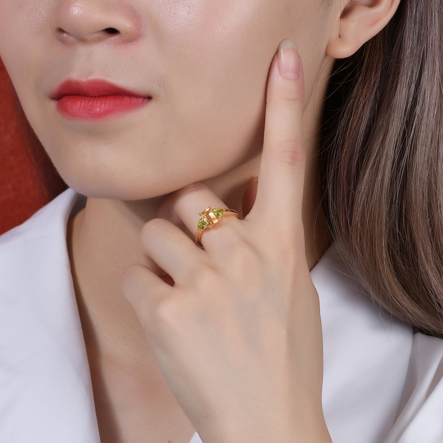 Anillo artesanal de citrino natural de talla esmeralda con detalles de peridoto de corte brillante en forma de corazón, diseño original de Kemstone | Plata 925 bañada en oro de 18 quilates, K236141R
