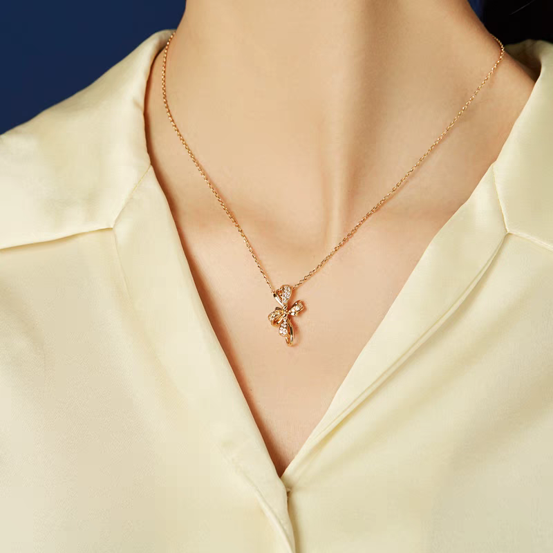 Collar con lazo elegante, diseño original y artesanal de Kemstone. Colgante de plata de ley 925 bañado en oro con nanocircón. Regalo de lujo francés ajustable.