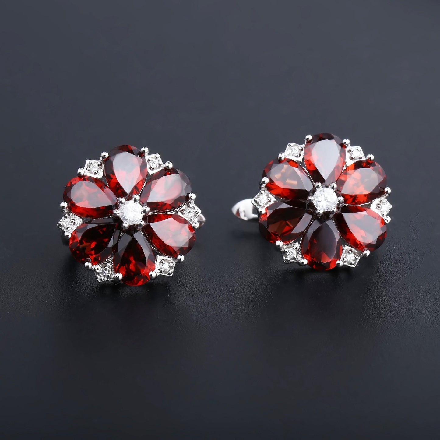 Pendientes de flor de gemas naturales de diseño original hechos a mano por Kemstone con granate y topacio azul Londres en plata de ley S925 para mujer.
