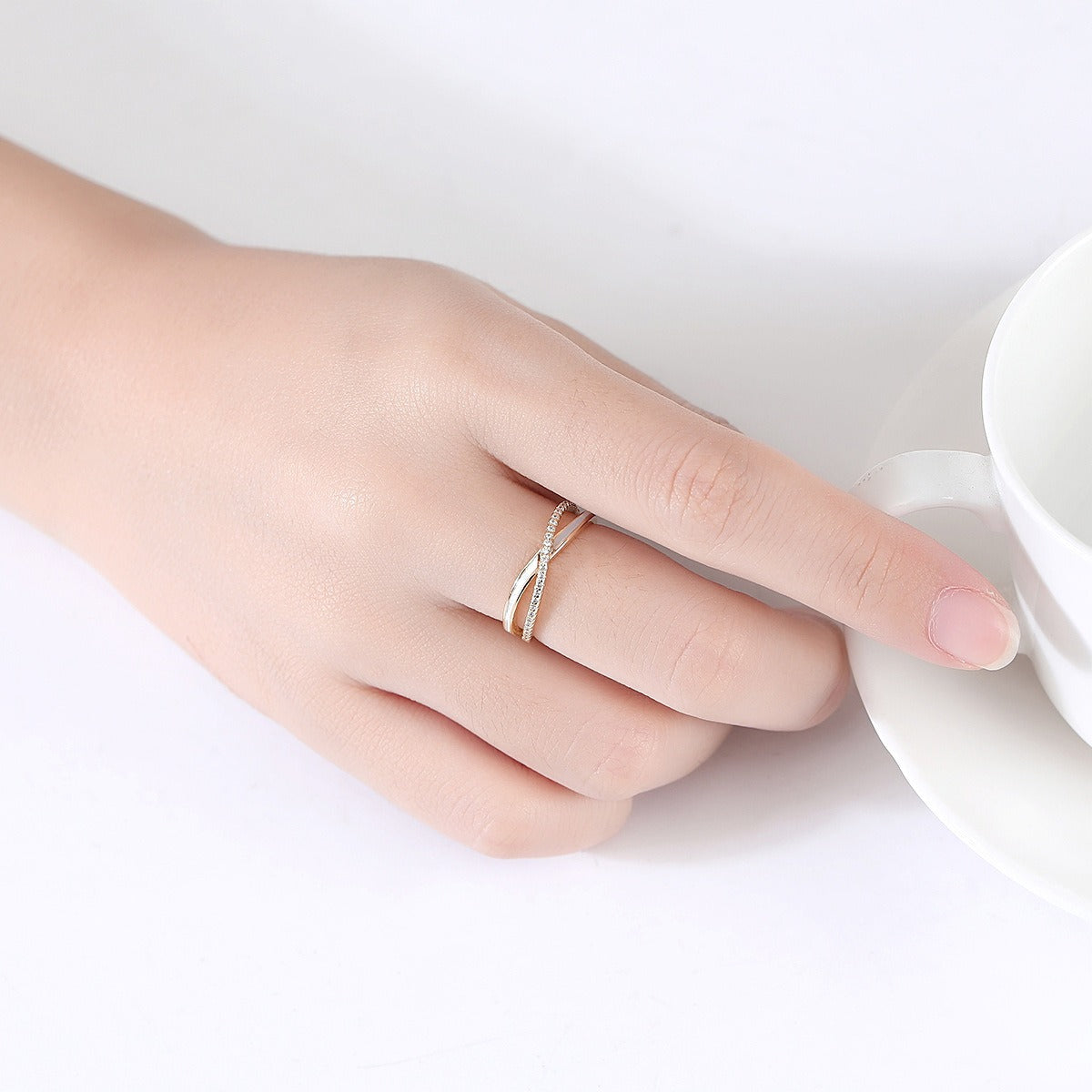 Anillo de oro con circonita cúbica, diseño original artesanal de Kemstone. Elegante anillo de plata de ley S925 en forma de X con circonita blanca AAAA.