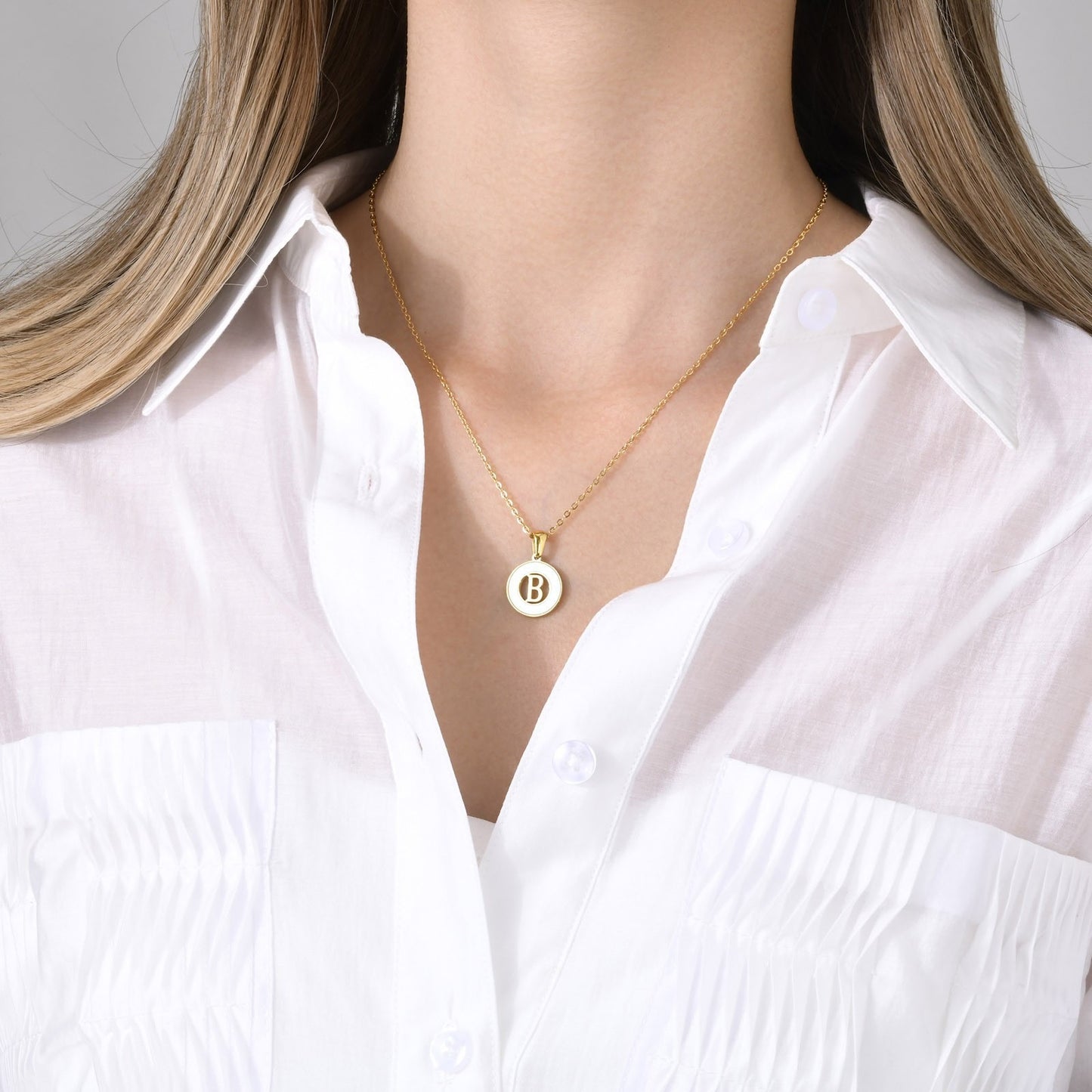 Collar circular de acero inoxidable con letras y conchas Kemstone para mujer PN-1761
